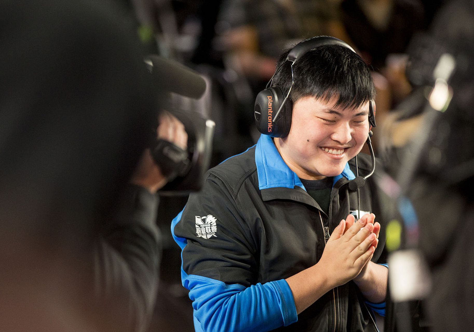 Uzi在掘金比赛中重要助攻，重要助攻引发热议！气势如虹延续(掘金队薪资和选秀权情况)